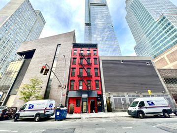 Outside of Red Eye Gay Bars Clubs Coffee Shops Hudson Yards Garment District