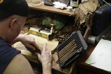Martinez Hand Rolled Cigars Factory 24 Cigar Shops Family Owned Chelsea Tenderloin