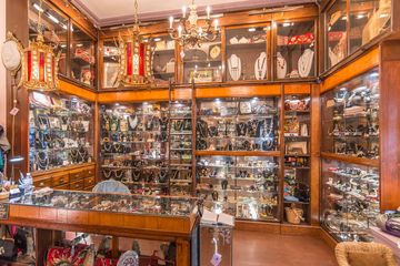Icon Style by Lara Kornbluh 1 Vintage Women's Clothing Jewelry Lincoln Square Upper West Side Midtown West