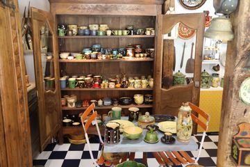 Le Fanion 7 Pottery Antiques Lighting Historic Site West Village