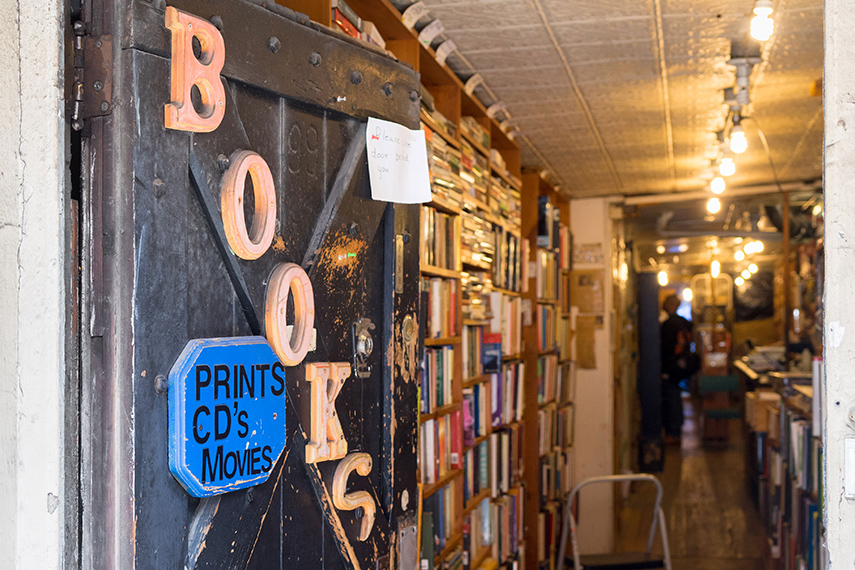 The Library East Village NY: 芸術写真 The Library East Village NY: 芸術写真