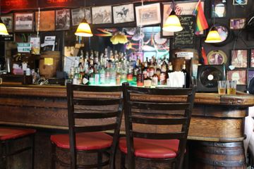 Julius' Bar 7 American Bars Brunch Founded Before 1930 Gay Bars Sports Bars West Village